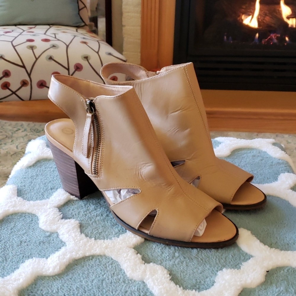 🎄Bella Vita open toe leather,  size 12N (C006)